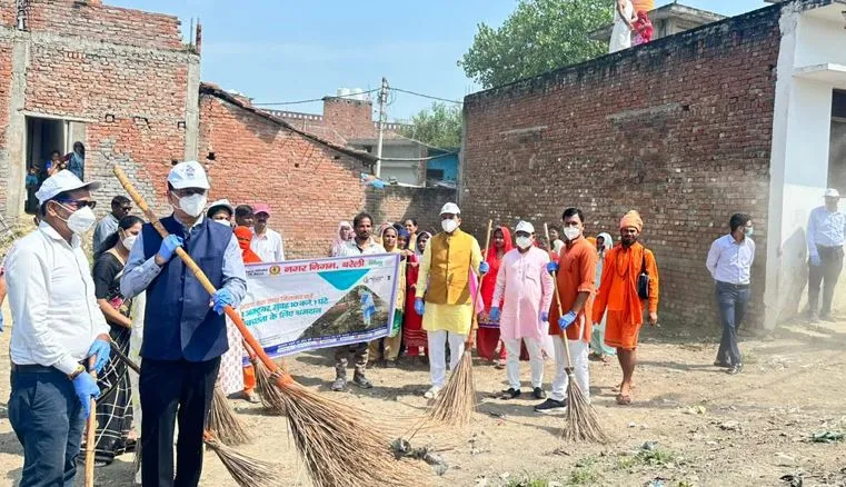 बरेली: अपर मुख्य सचिव, मेयर, नगर आयुक्त और सीडीओ ने किया श्रमदान