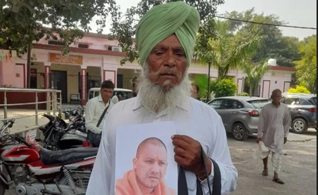 शाहजहांपुर: दरोगा ने बताया खालिस्तानी, सीएम का फोटो सीने से लगाए कलेक्ट्रेट पहुंचा बुजुर्ग