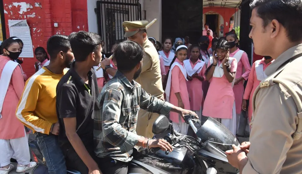 बरेली: पुलिस बेखबर...शोहदों पर नहीं मिशन शक्ति का असर, छात्राओं पर कसते हैं फब्तियां