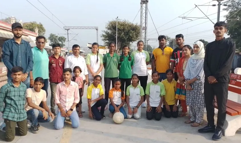 रामपुर: फुटबाल की मंडलीय टीम स्टेट खेलने के लिए बनारस रवाना