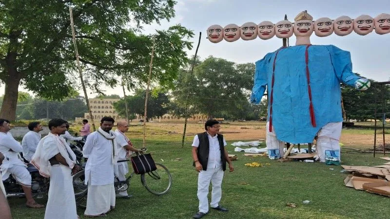 प्रयागराज : पंडितो ने वैदिक मंत्रो से बनाया रावण का पुतला, होगा दहन
