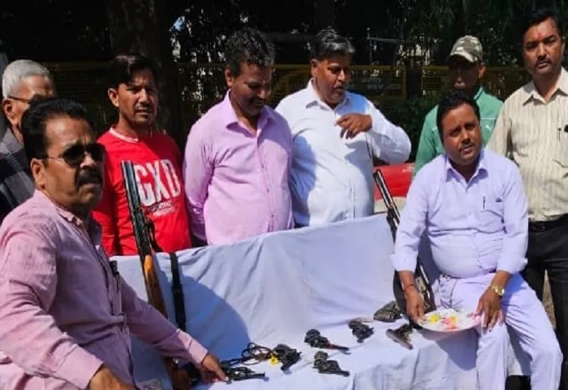 मुरादाबाद : राष्ट्र सुरक्षा के लिए शस्त्र का भंडारण जरूरी, दशहरा पर तुरैहा कश्यप समिति ने किया शस्त्र पूजन