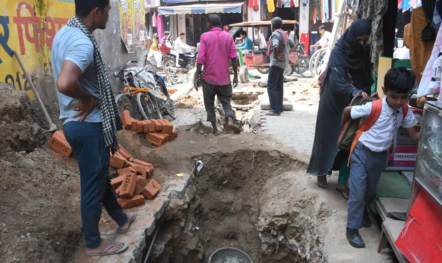 कुतुबखाना पुल: अब सीवर लाइन की खुदाई से बढ़ी दिक्कत