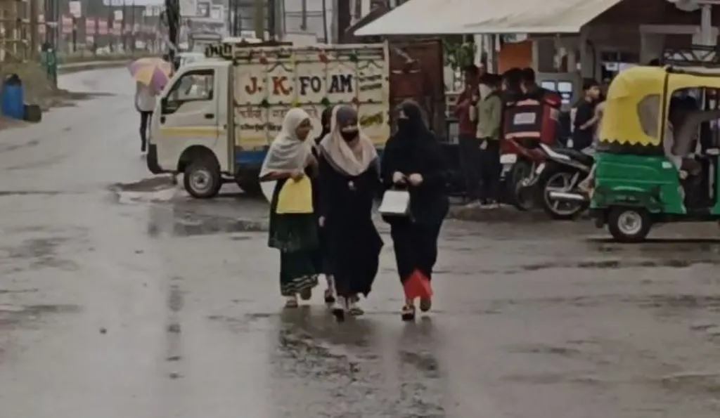 बरेली: अचानक बदला मौसम का मिजाज, तेज आंधी के बाद हुई बारिश, कई जगह ओलावृष्टि 