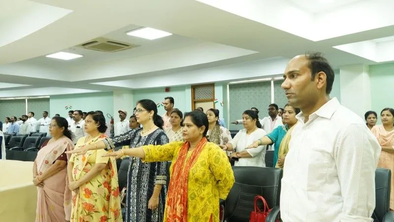 लोहिया संस्थान : चिकित्सकों, कार्मिकों ने श्रमदान कर बापू को दी स्वच्छांजलि, छात्र भी रहे शामिल