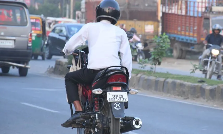 बरेली: लाखों वाहनों पर हाई सिक्योरिटी नंबर प्लेट नहीं, मगर अफसरों को नहीं दिख रहे