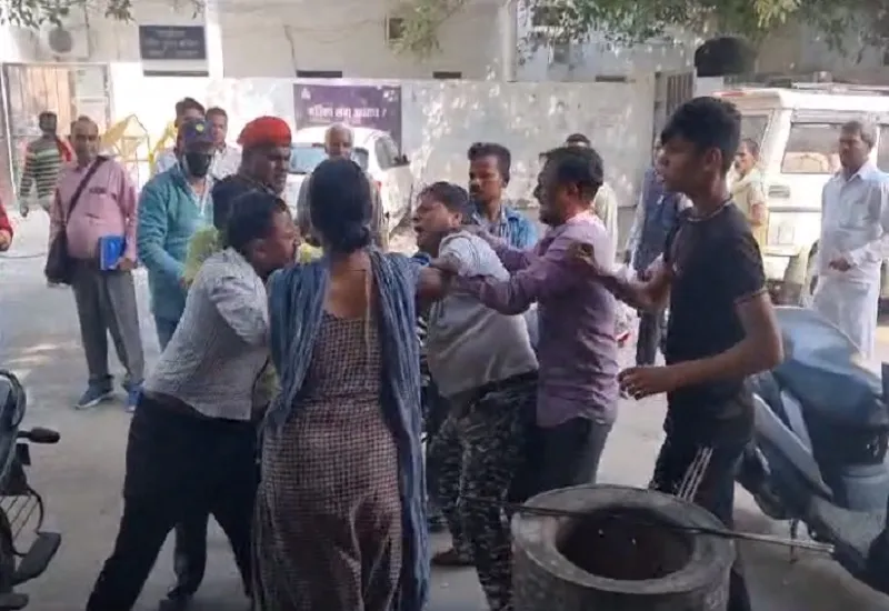 मुरादाबाद : एसएसपी कार्यालय के सामने होटल वाले ने राहगीर को धुना, देखें VIDEO