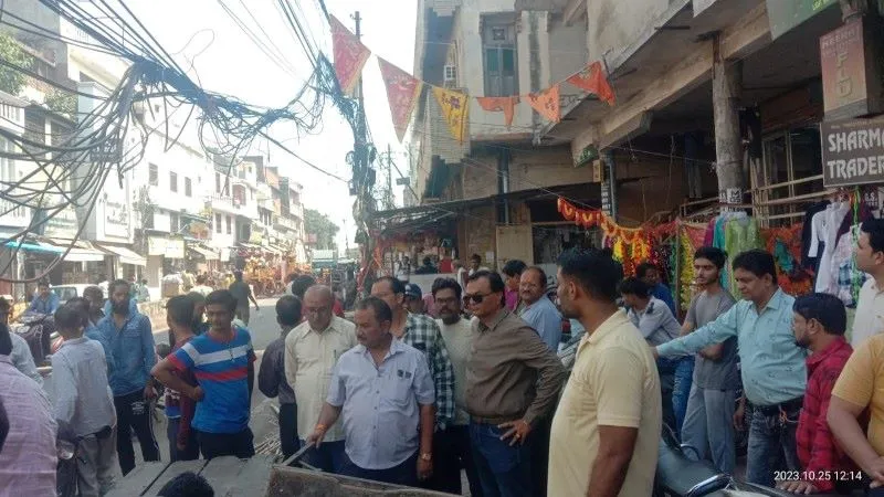 लखनऊ : अवैध दुकानों को हटाने के लिए व्यापारियों ने कसी कमर, अतिक्रमण करने वालों को किया आगाह