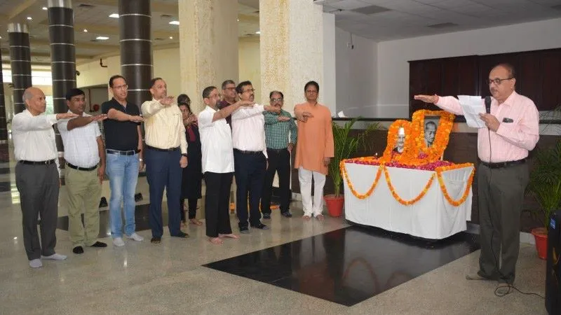 बापू और शास्त्री को SGPGI में चिकित्सकों ने किया भावपूर्ण नमन, निदेशक ने दिलाई अहिंसा की शपथ