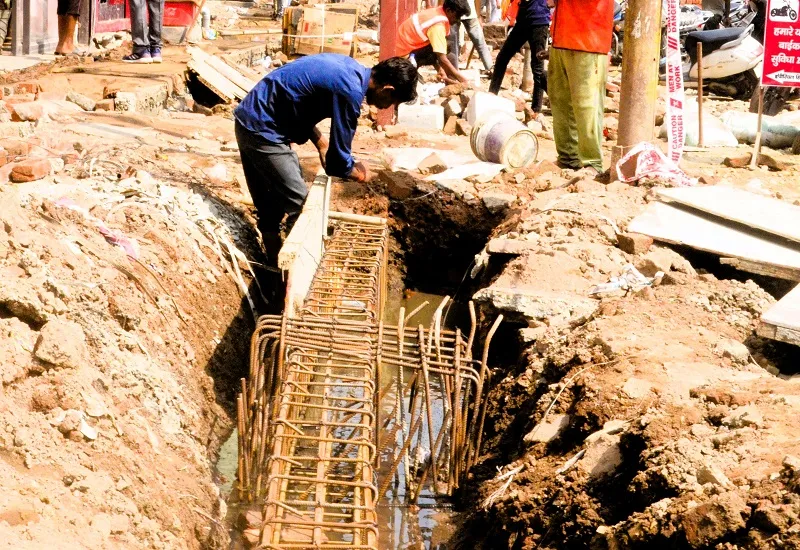 मुरादाबाद : शहर में मिट्टी के ढेर से आवागमन प्रभावित, कई जगह मैनहोल खुला होने से हादसे का डर