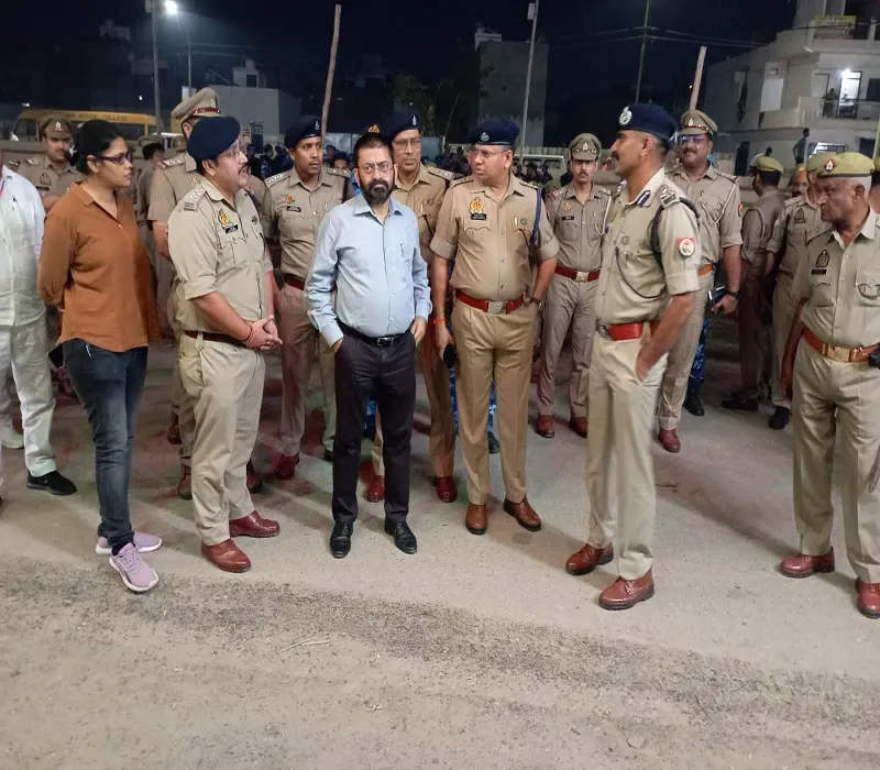 मुरादाबाद : सड़क पर उतरे अधिकारी, शांति-कानून व्यवस्था बनाए रखने को किया फ्लैग मार्च