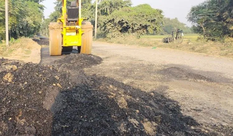 दबंगई: विधायक के लोगों ने जेसीबी से खोद दी 500 मीटर सड़क, पीडब्ल्यूडी अधिकारी चुप