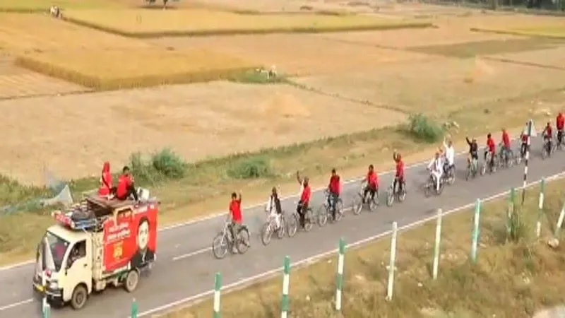 PDA Yatra : साइकिल यात्रा में शामिल हुये अखिलेश, कहा- बांटने वाली ताकतों से देश को बचाना है