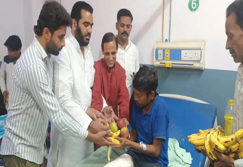 संभल :  डॉ. लोहिया की पुण्यतिथि पर सपाइयों ने जिला अस्पताल में मरीजों को बांटे फल