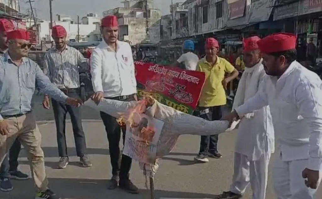 बाजपुर: समाजवादी पार्टी के कार्यकर्ताओं ने यूपी के सीएम योगी आदित्यनाथ का फूंका पुतला 