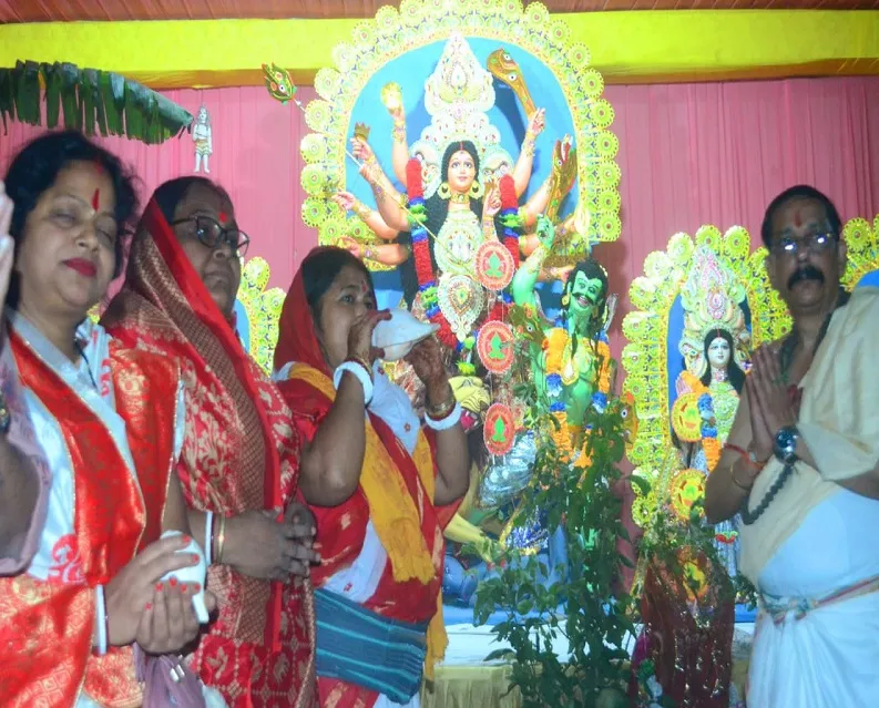 मुरादाबाद : पंडालों में स्थापना के लिए पहुंचीं मां की प्रतिमाएं