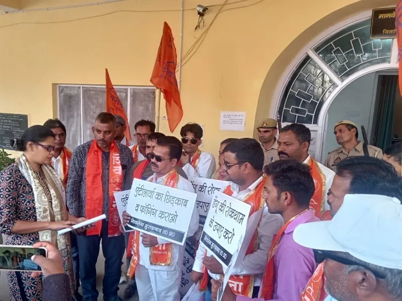 मुरादाबाद : 'एंटीलार्वा का छिड़काव व फॉगिंग कराओ', शिव सैनिकों ने डीएम कार्यालय पर किया प्रदर्शन...दी भूख हड़ताल की चेतावनी