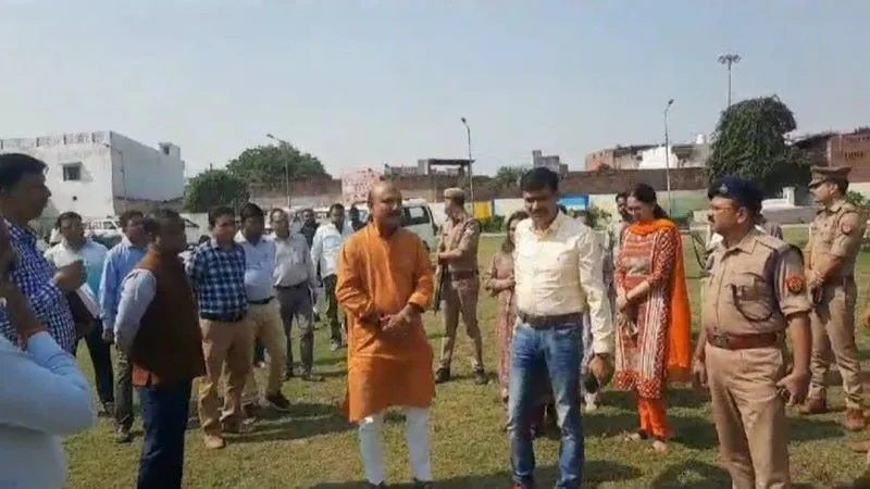 हरदोई : मुख्यमंत्री के आगमन को लेकर डीएम और एसपी ने जनसभा स्थल का निरीक्षण किया