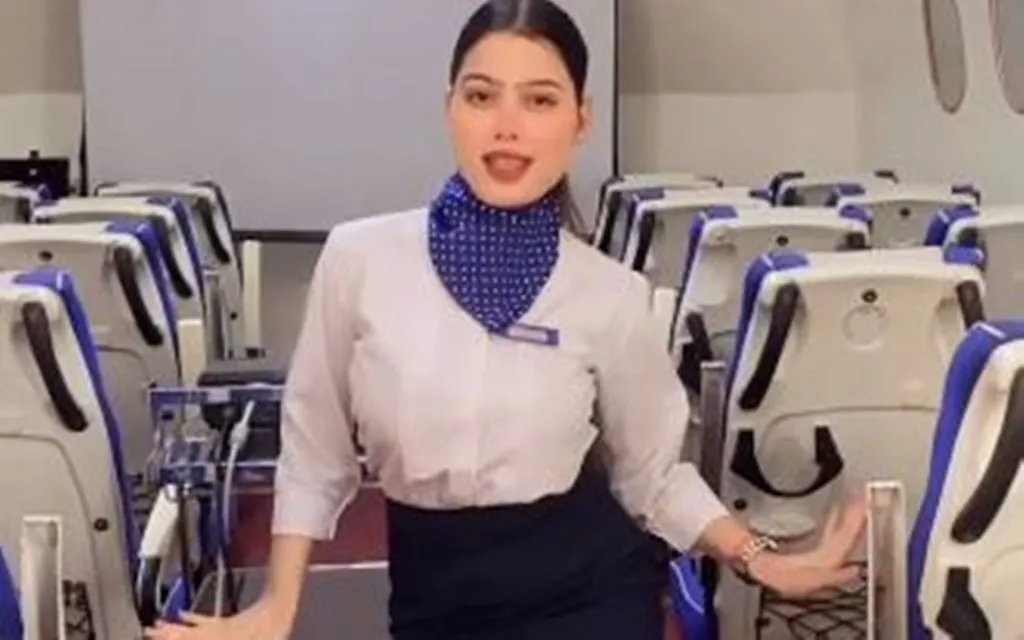 VIRAL VIDEO: एयर होस्टेस ने भोजपुरी गाने पर किया धमाकेदार डांस, गजब के एक्सप्रेशन पर आप भी हार बैठेंगे अपना दिल 