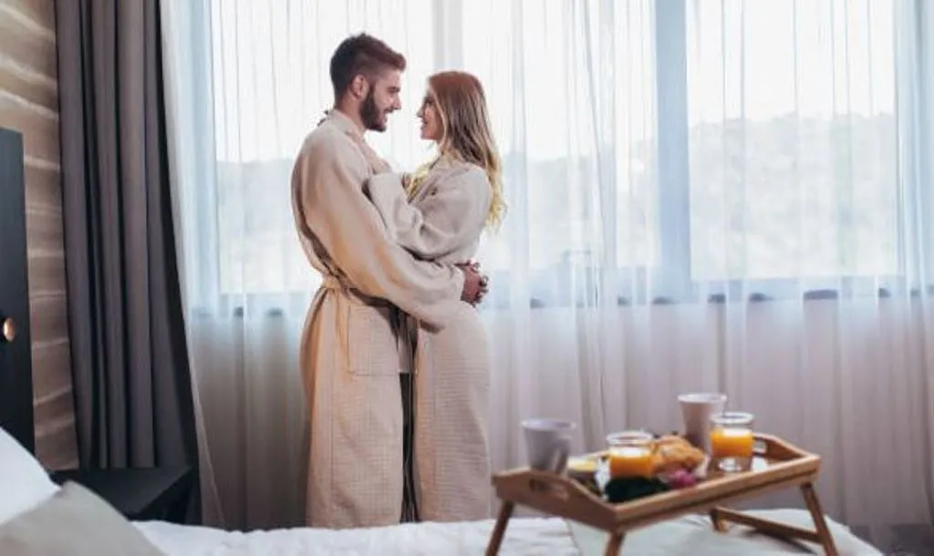 होटल के कमरे में रोमांस करने वाले हो जाएं सावधान, पहले से रखी पानी की बोतल बड़ी मुसीबत को दे सकती है दावत, देखें Video 