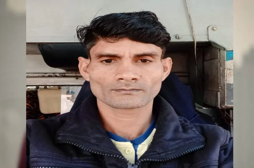 अमरोहा: सवारियां बैठाने की आपाधापी में बस ने हेल्पर को रौंदा, मौत