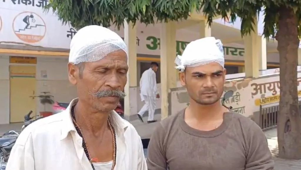 बरेली: झाड़ू लगाने के दौरान पड़ोसी के मकान के पास पहुंचा कूड़ा तो पिता पुत्र को लाठी डंडों से पीटा