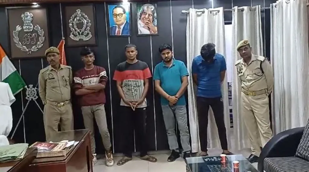 लूट के रुपयों से मंदिर में दिया दान...बंदरों को खिलाए चने, 4 आरोपी गिरफ्तार  