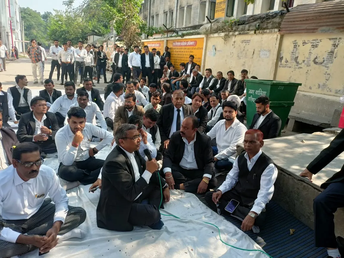 रामपुर: ई-फाइलिंग व्यवस्था लागू करने को अधिवक्ताओं ने दिया धरना