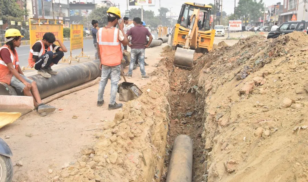 बरेली: अंडरग्राउंड बिजली लाइन पर पड़ा जेसीबी का पंजा, ड्राइवर झुलसा