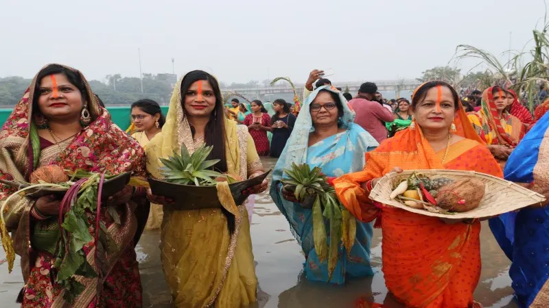 छठ महापर्व पर सूर्य भगवान को व्रती महिलाओं ने दिया पहला अर्घ्य (1)