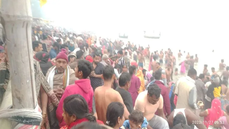 रायबरेली: आस्था के पर्व कार्तिक पूर्णिमा पर लाखों श्रद्धालुओं ने गंगा में लगाई पुण्य की डुबकी 