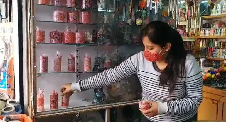  नैनीताल की मोमबत्तियों की मांग देश के कई बड़े महानगरों में