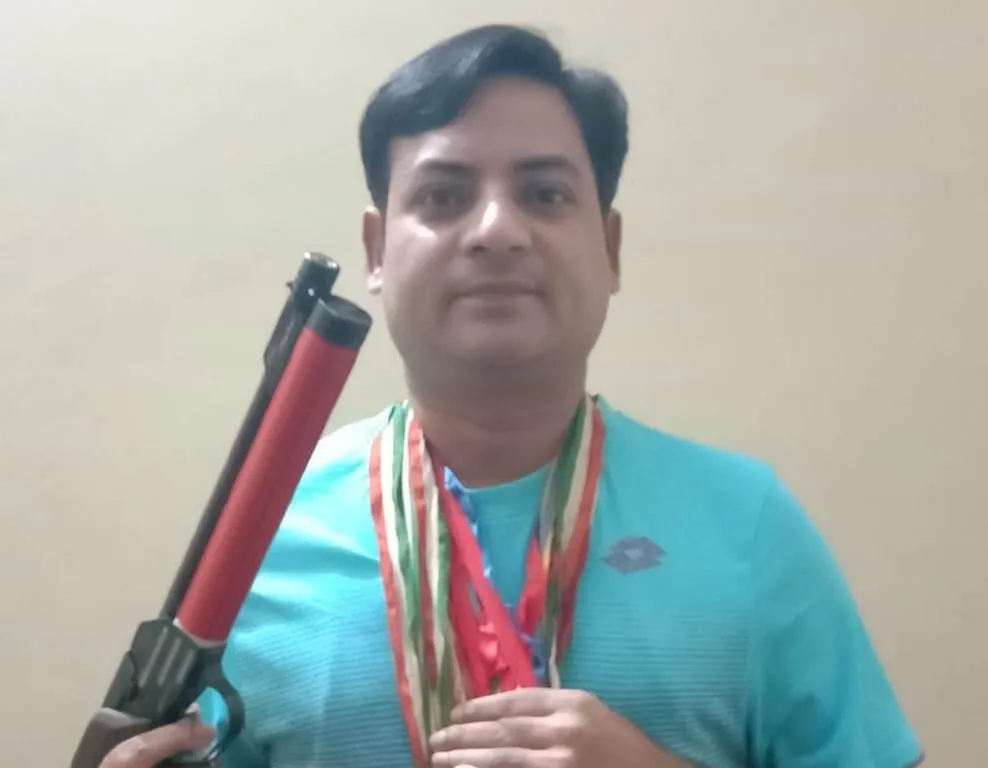 बरेली: किराए की पिस्टल से प्रतियोगिता में निशाना लगा रहे खिलाड़ी