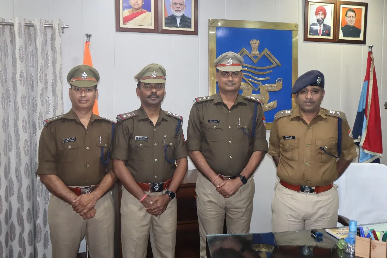 रुद्रपुर: तीन दरोगाओं के कंधो पर एसएसपी ने लगाया तीसरा स्टार