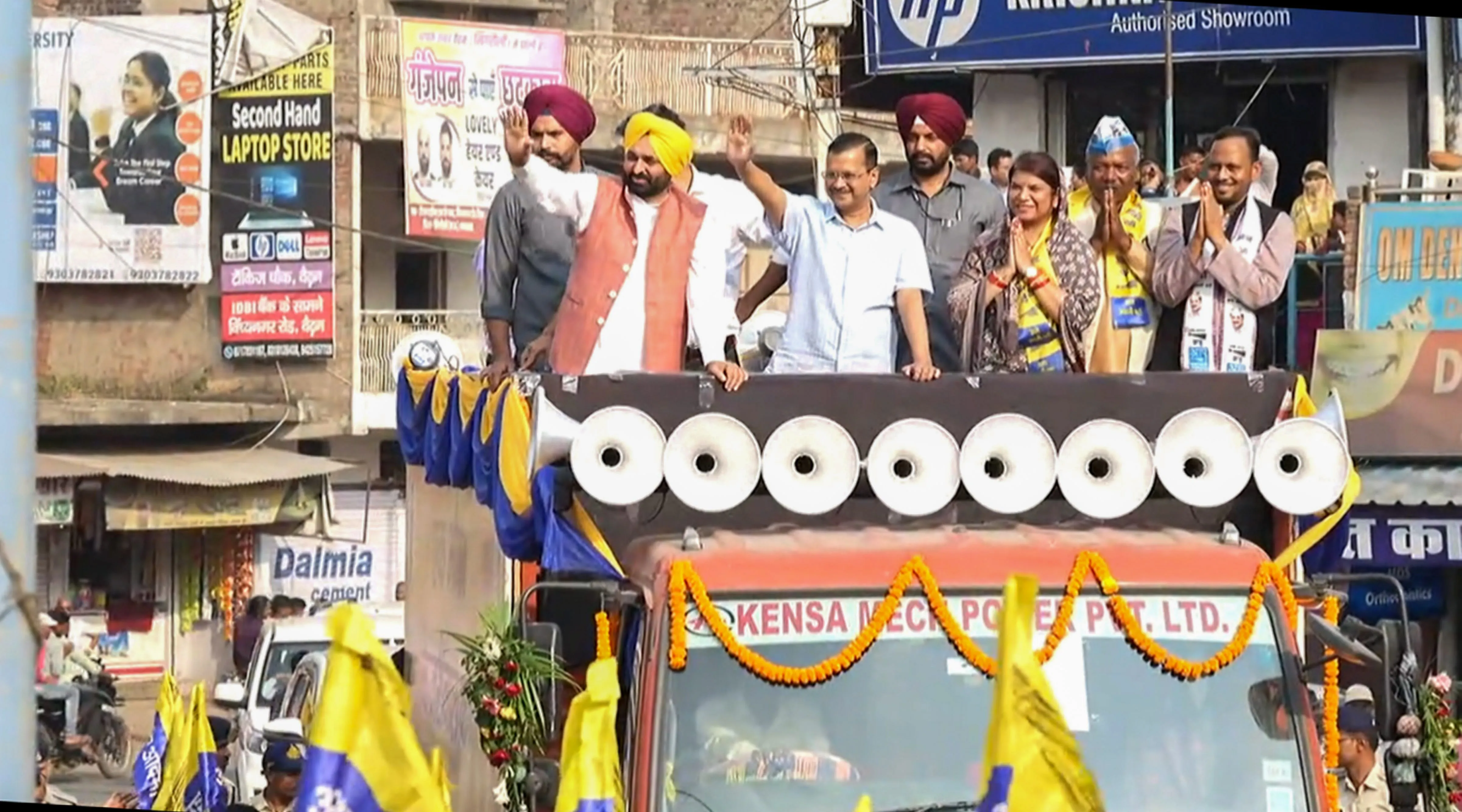 मध्य प्रदेश: ईडी के समन की अवहेलना कर केजरीवाल ने सिंगरौली में चुनावी रोड शो में लिया हिस्सा  