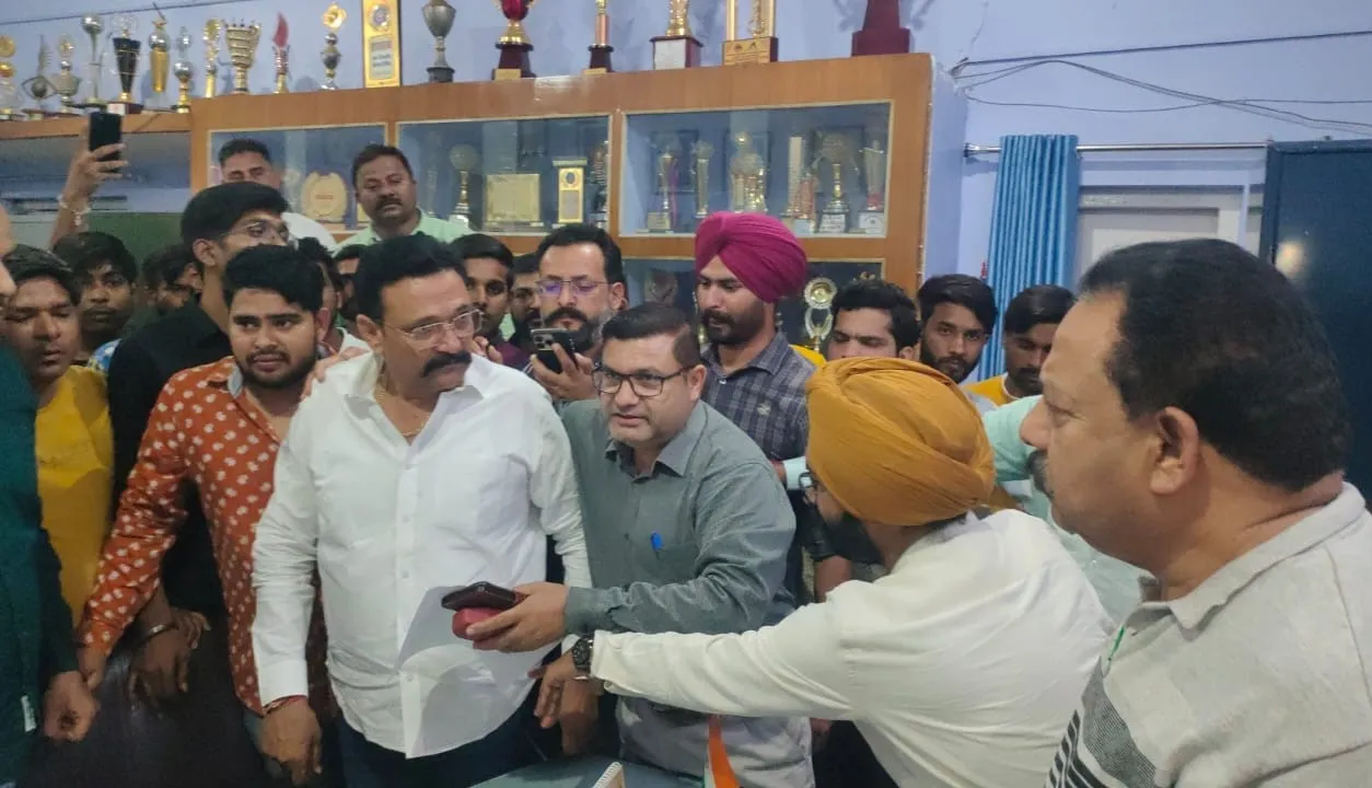 काशीपुर: एनएसयूआई प्रत्याशी को नामांकन पत्र न देने पर हंगामा