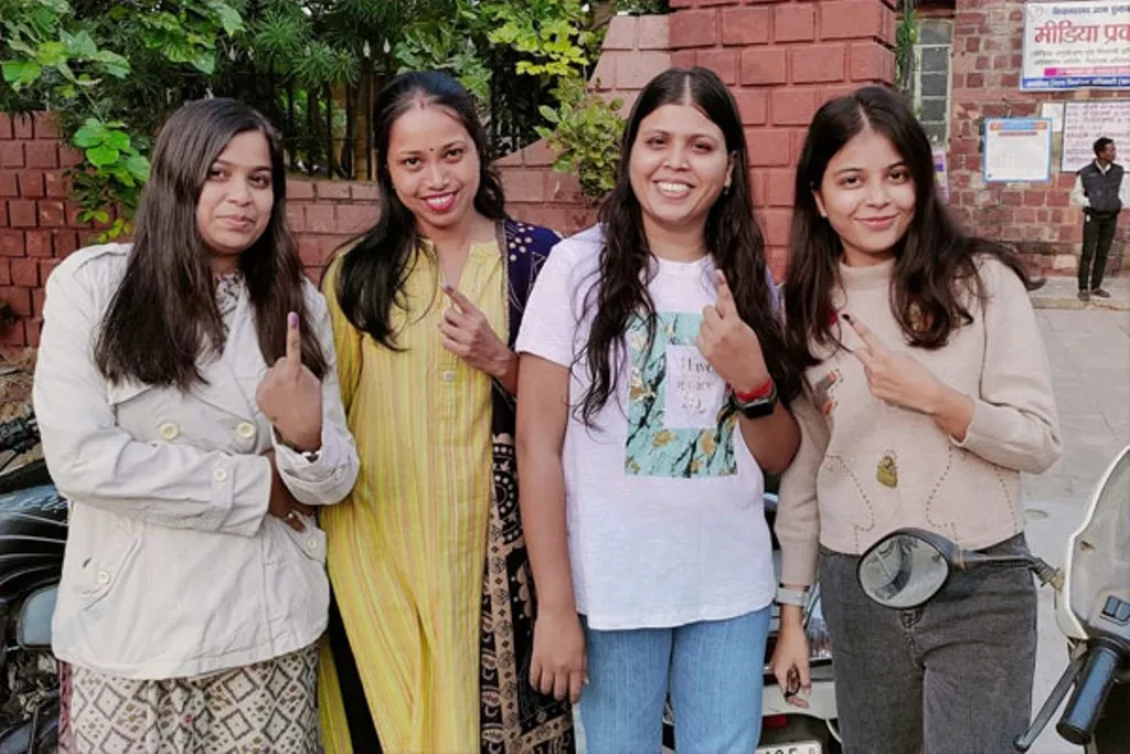 बरेली: नए मतदाता बनने के लिए युवाओं के साथ महिलाओं में दिखा उत्साह