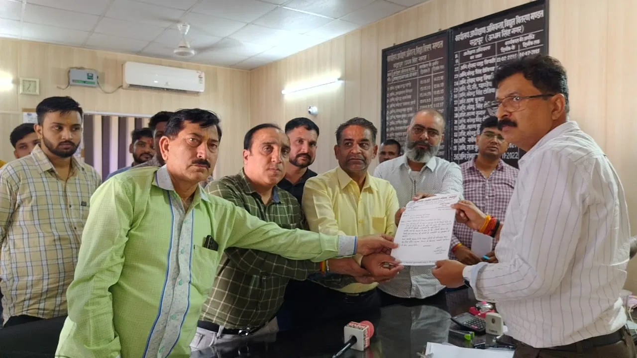 रुद्रपुर: विद्युत कटौती से भड़के व्यापारियों ने किया एसई का घेराव