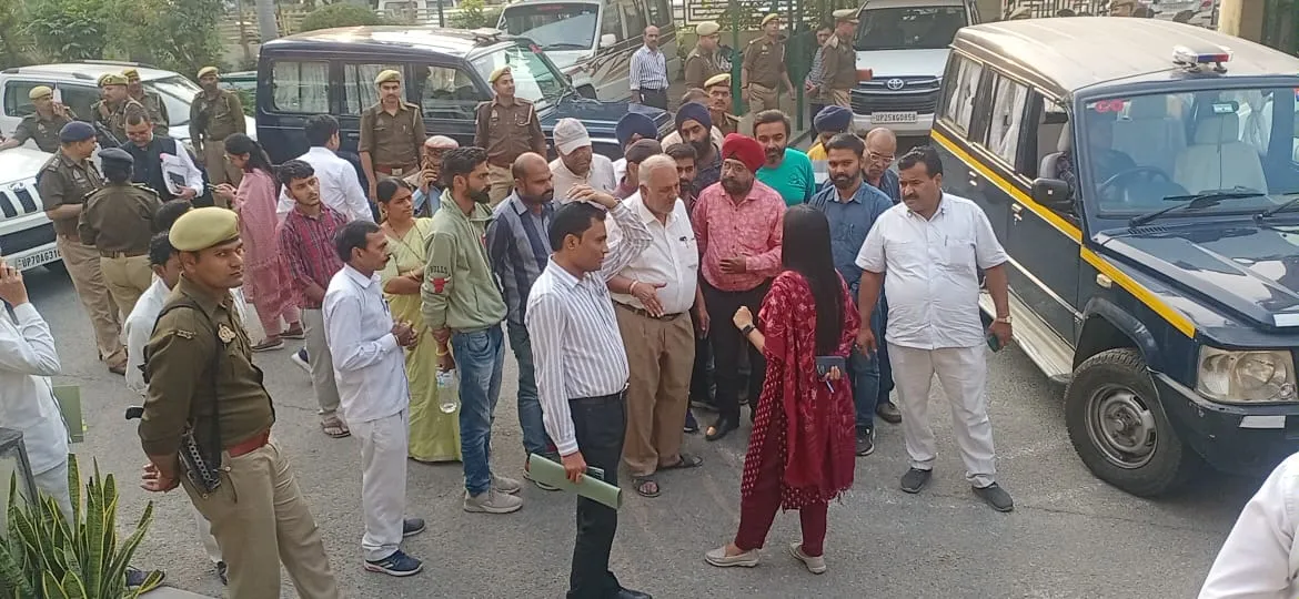 बरेली: पहले जगह तलाशने को कहा...बाद में मुकर गए अफसर, सौ फुटा रोड के पटाखा व्यापारियों ने बुधवार को भी बंद रखीं दुकानें