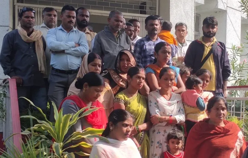 रुद्रपुर: इंटरार्क श्रमिकों ने दी एक दिवसीय सामूहिक भूख हड़ताल की चेतावनी
