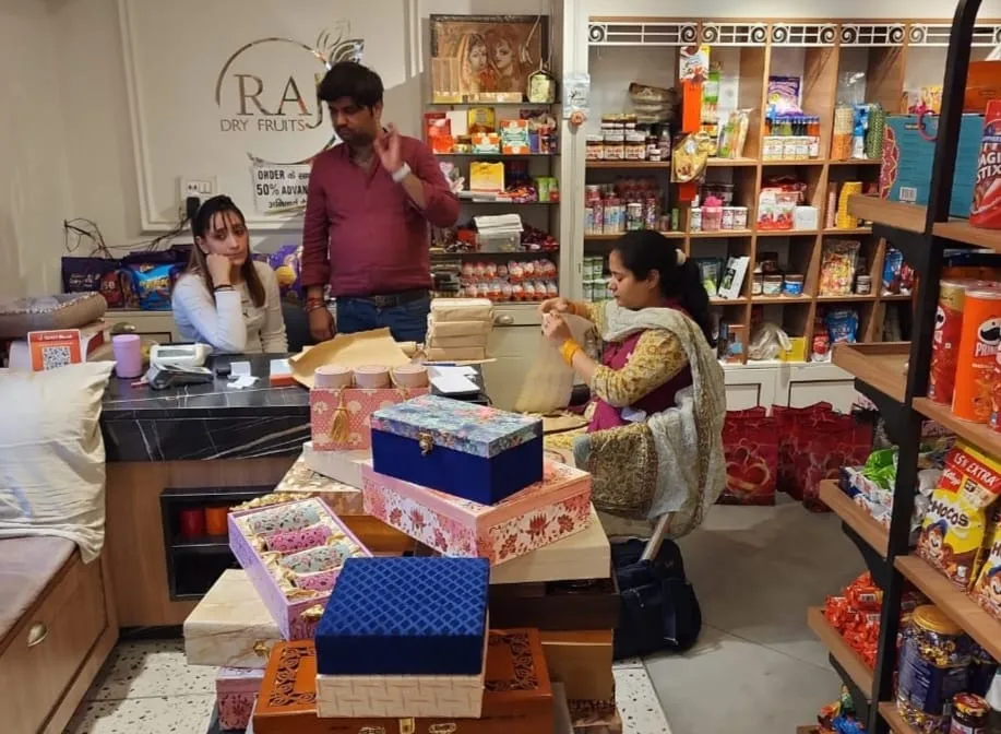 बरेलीः एक लाख रुपये से ज्यादा की खानपान सामग्री नष्ट और जब्त, एफएसडीए ने अभियान चलाकर लिए 16 नमूने