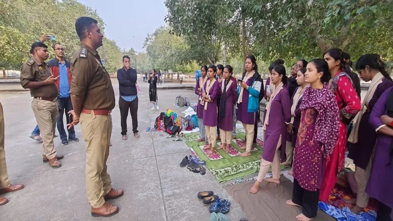 लखनऊ : डायल 112 महिलाकर्मियों का धरना जारी, पुलिस ने बंद किया इको गार्डन का गेट - समझाने का हो रहा प्रयास