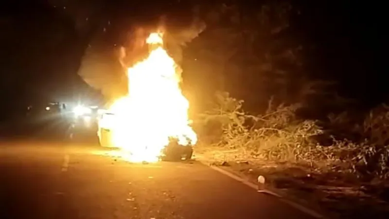 अमेठी : चलती कार में लगी भीषण आग, सवारों ने कूदकर बचाई जान