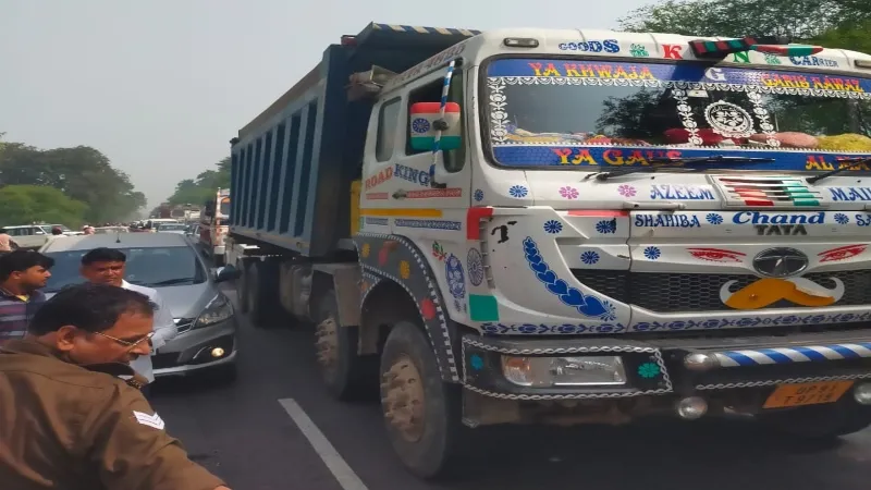 संजय सेतु पुल पर डंपर हुआ खराब, चार किलोमीटर तक जाम में फंसे कई वाहन