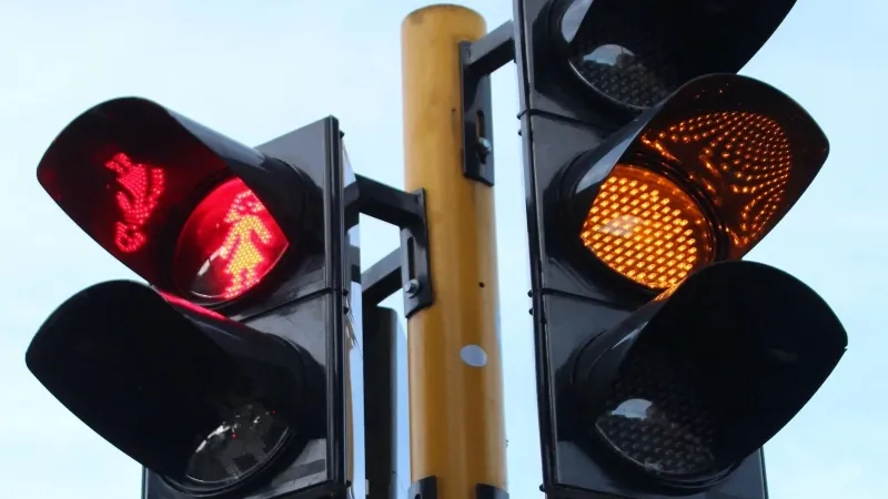 प्रयागराज : शहर के चौराहों पर लगे Red signal की न करें अनदेखी, कटेगा चालान