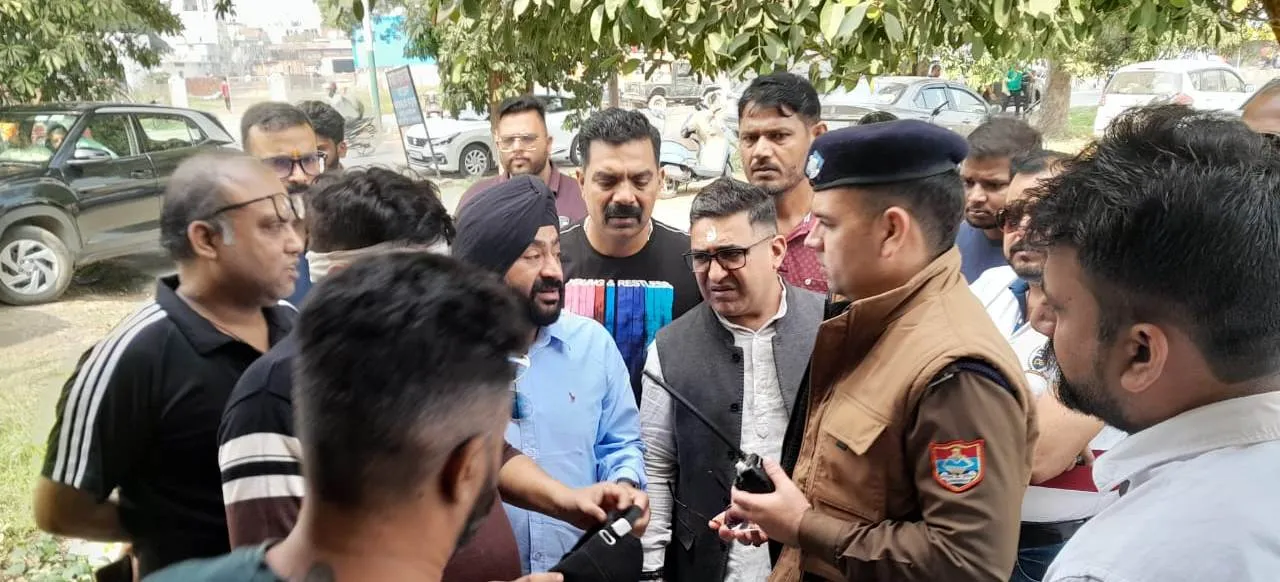 रुद्रपुर: कुत्ते को मारने से रोका तो भिड़ गए मुख्य बाजार के दो व्यापारी