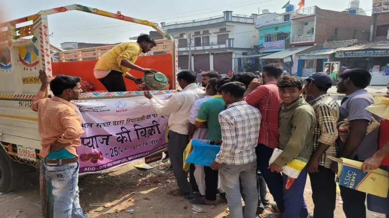 बहराइच : सस्ता प्याज खरीदने के लिए ग्रामीणों की लगी भीड़