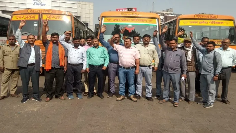 लखनऊ: चारबाग रोडवेज बस अड्डे पर संविदा चालक-परिचालकों का प्रदर्शन, 18 सूत्रीय मांगों का सौंपा ज्ञापन