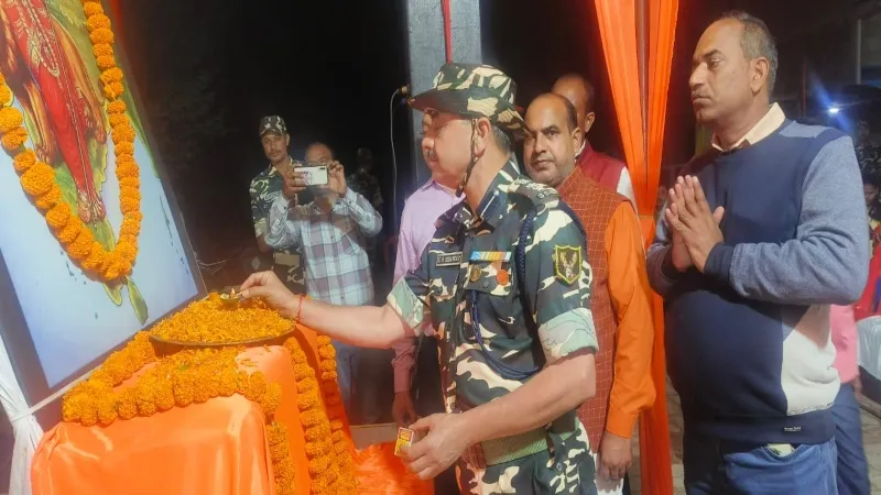 बहराइच में 11 हजार दीपों से जगमग हुआ हनुमंत सरोवर, सभी ने गाई भारत माता की आरती 