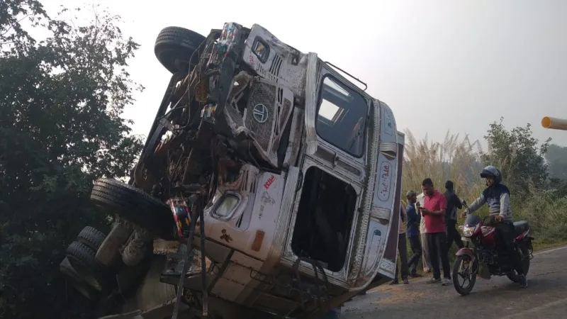 हरदोई : ट्रैक्टर व टैंकर की टक्कर में चालक की मौत, दूसरा घायल 